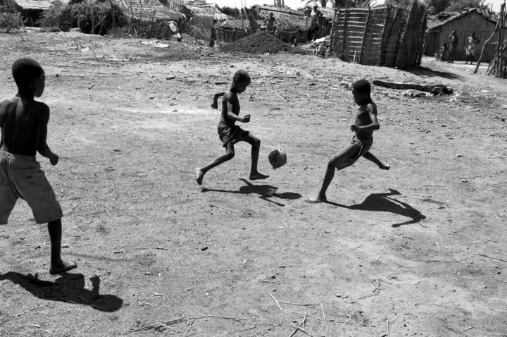 Photographie intitulée "Ragazzi giocano al…" par Salvatore Avallone, Œuvre d'art originale