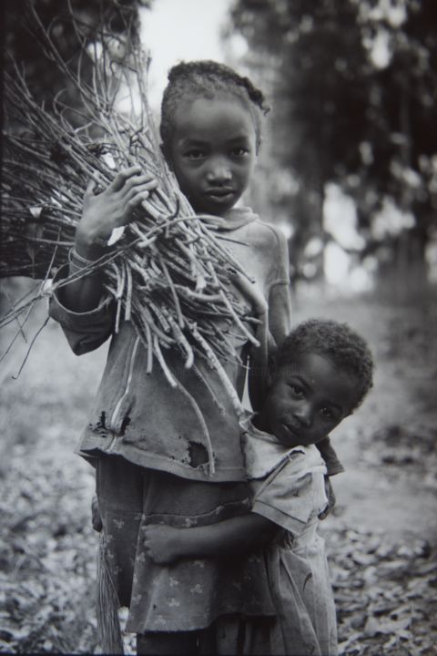Fotografie getiteld "Enfants avec petits…" door Salvatore Avallone, Origineel Kunstwerk, Film fotografie