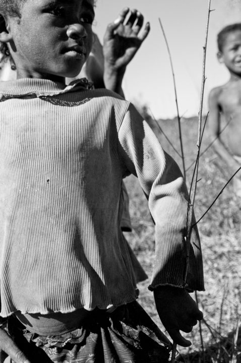 Fotografia intitolato "bambina vicino fore…" da Salvatore Avallone, Opera d'arte originale