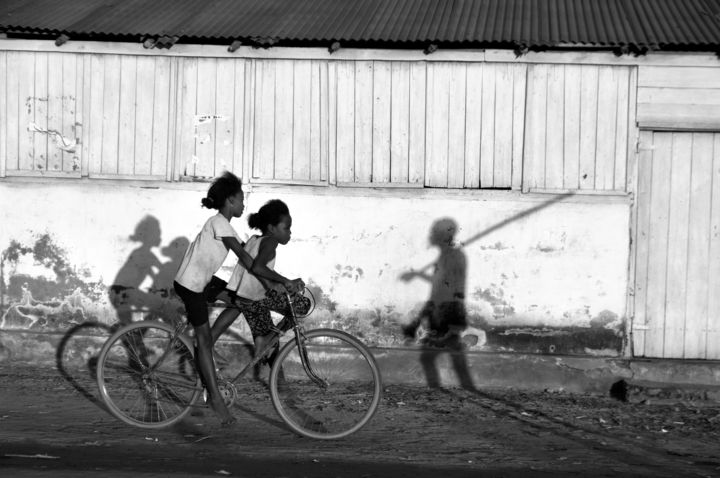 Fotografia intitolato "Bambini in biciclet…" da Salvatore Avallone, Opera d'arte originale