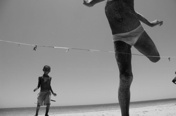 Photographie intitulée "Giochi sulla spiagg…" par Salvatore Avallone, Œuvre d'art originale