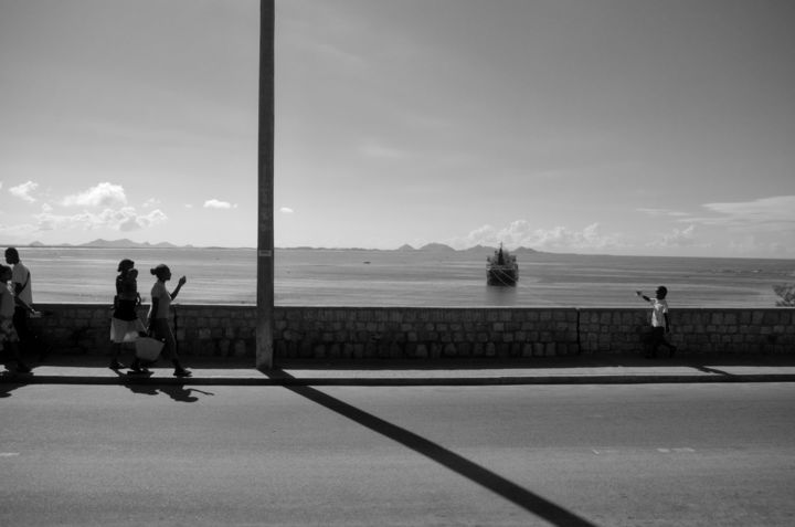 Fotografie getiteld "Camminando sulla st…" door Salvatore Avallone, Origineel Kunstwerk