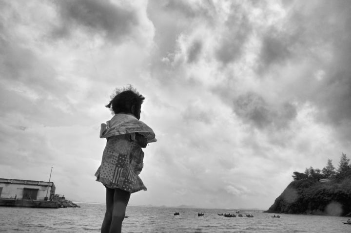 Fotografia intitulada "Bambina che guarda…" por Salvatore Avallone, Obras de arte originais