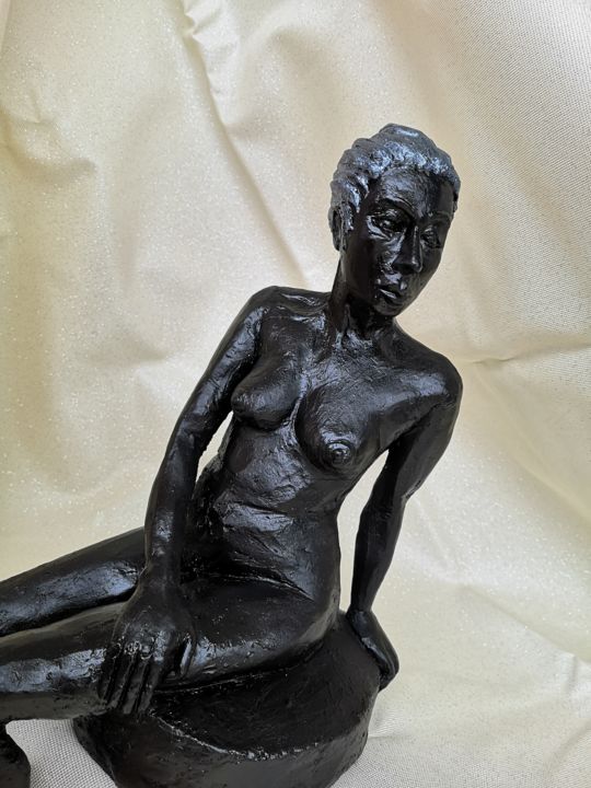 Sculpture titled "Femme en équilibre" by Sandie Pacary, Original Artwork, Terra cotta
