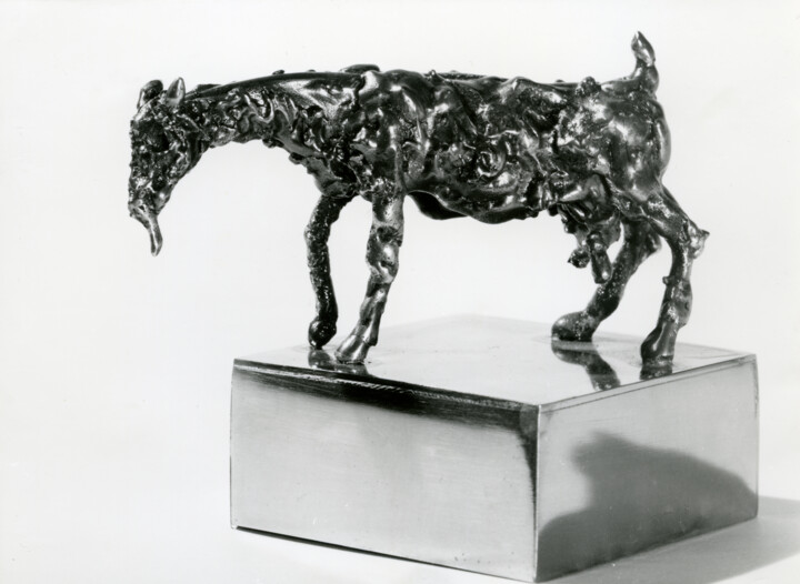 Sculpture intitulée "Silver goat" par Sándor Móga, Œuvre d'art originale, Coulage
