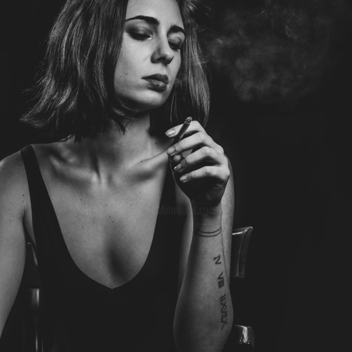 Photographie intitulée "Fumeuse" par Sandra Clément, Œuvre d'art originale, Photographie numérique