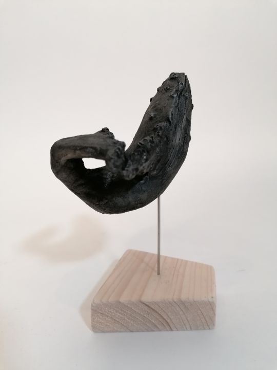Sculpture titled "Baleine hors d'eau" by Sandrine De Zorzi, Original Artwork, Ceramics