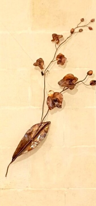 Design mit dem Titel "Orchid" von Sapir Gelman, Original-Kunstwerk, Metalle