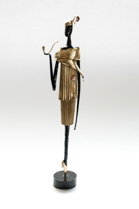 Skulptur mit dem Titel "Woman with pipe" von Sapir Gelman, Original-Kunstwerk, Metalle