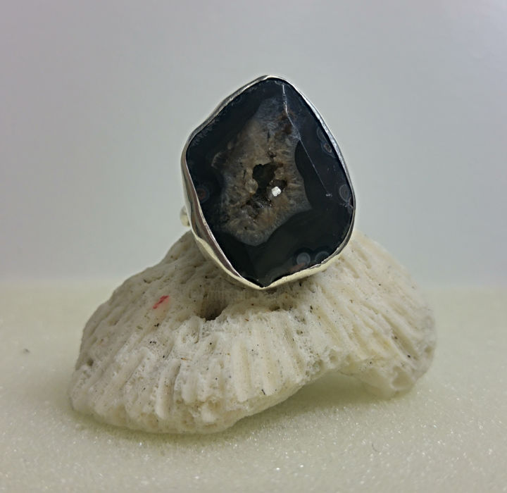 Design intitulée "Agate Ring" par Sapir Gelman, Œuvre d'art originale, Objets