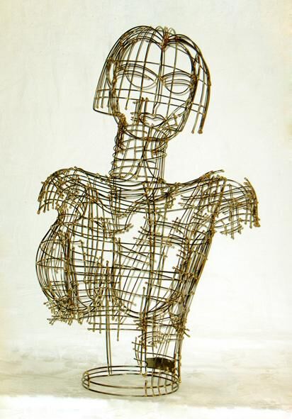 Skulptur mit dem Titel "pin-up" von Sarah François, Original-Kunstwerk, Metalle