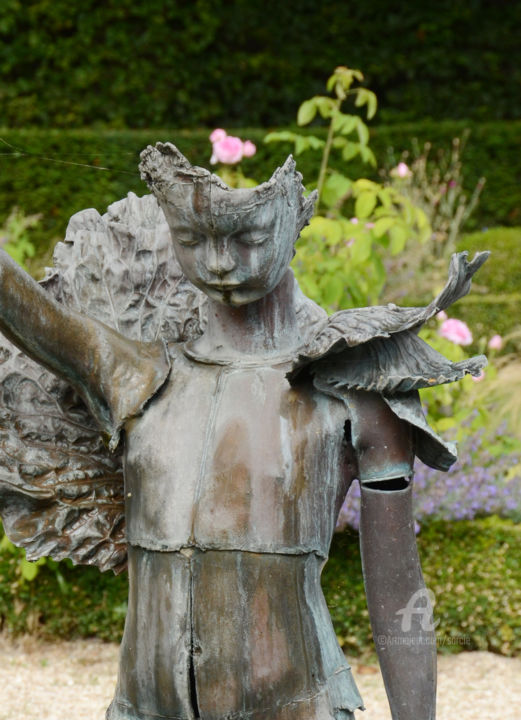 Photographie intitulée "Statue d'enfant à l…" par Sarcie, Œuvre d'art originale, Photographie numérique Monté sur Autre pann…