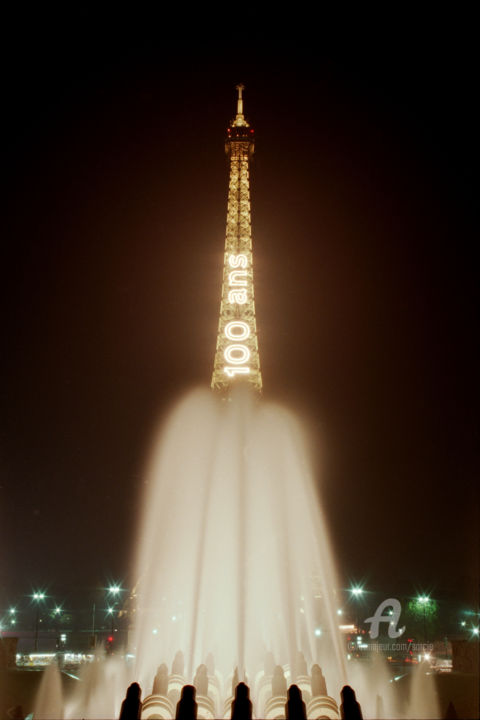 Fotografie getiteld "Tour Eiffel 'Fusée'…" door Sarcie, Origineel Kunstwerk, Film fotografie Gemonteerd op Andere stijve pan…