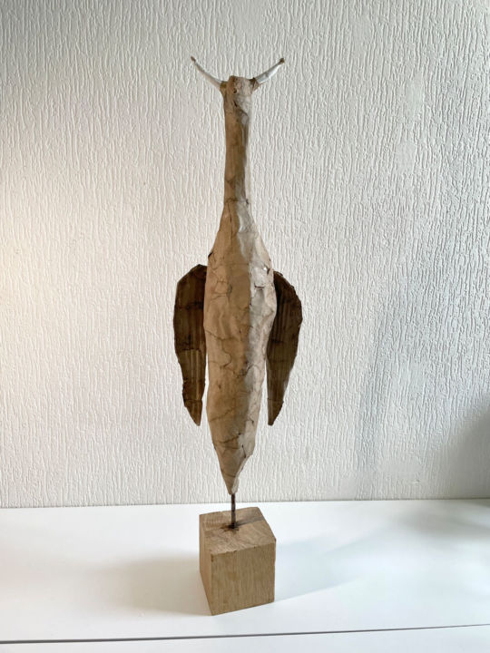 Sculpture intitulée "Bird with horns" par Masayoshi Sato, Œuvre d'art originale, Carton