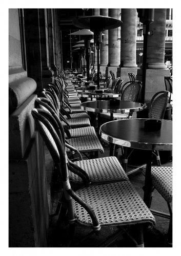 Photography titled "Terrasse de Café" by Sayaphone Sithimoungkhoun, Original Artwork