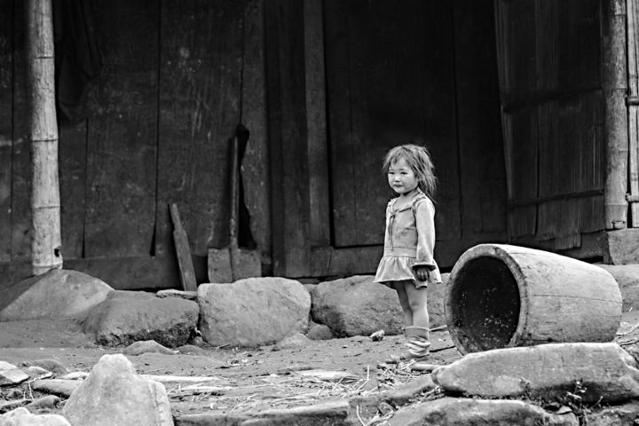 Fotografie mit dem Titel "Mädchen im Bergdorf" von Schlindwein Photographie --- Www.Schlind, Original-Kunstwerk