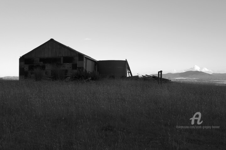 Fotografie getiteld "Barn and water tank…" door Scott Gregory Banner, Origineel Kunstwerk, Digitale fotografie