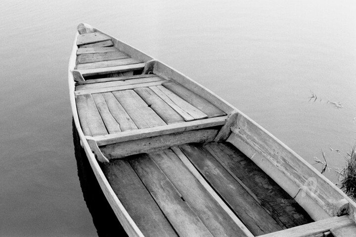 Fotografia zatytułowany „Wooden canoe on a l…” autorstwa Scott Gregory Banner, Oryginalna praca, Fotografia filmowa