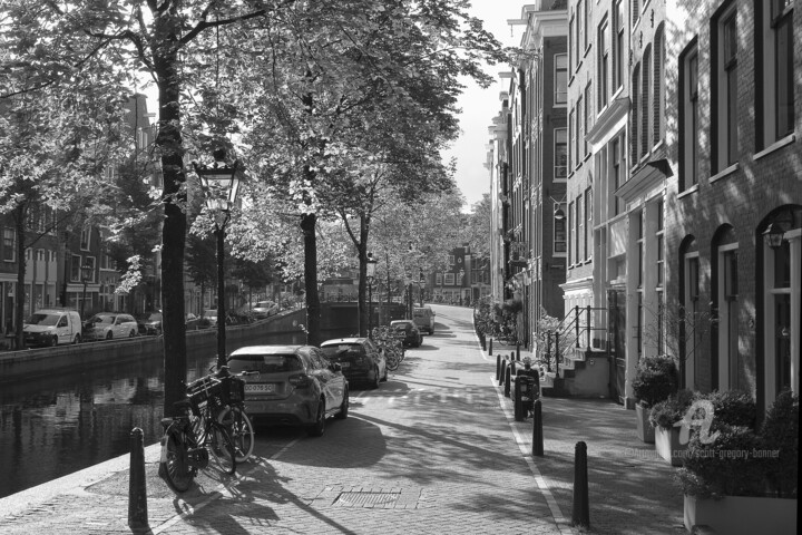 Fotografie mit dem Titel "Sunlit street - Ams…" von Scott Gregory Banner, Original-Kunstwerk, Digitale Fotografie