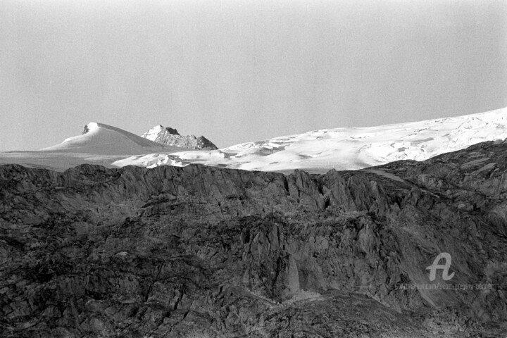 Фотография под названием "Moiry Glacier and m…" - Scott Gregory Banner, Подлинное произведение искусства, Пленочная фотограф…