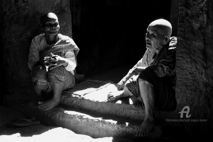 제목이 "Monks in a temple -…"인 사진 Scott Gregory Banner로, 원작, 아날로그 사진