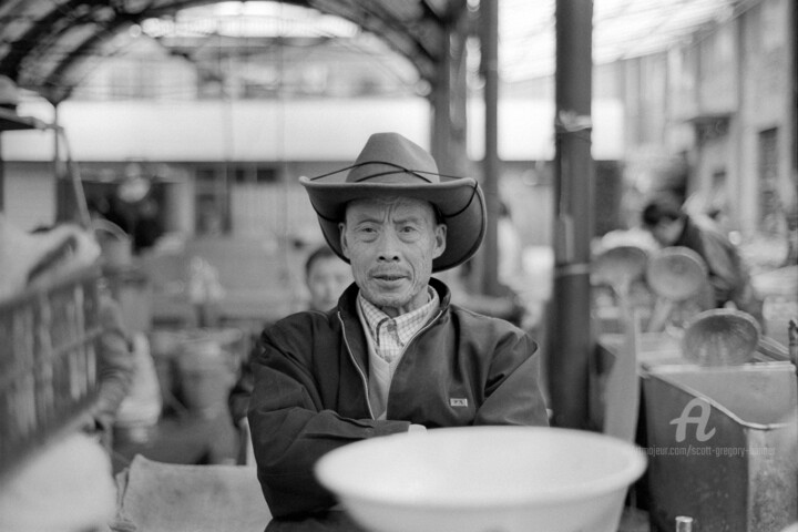 Fotografía titulada "Man wearing a hat -…" por Scott Gregory Banner, Obra de arte original, Fotografía analógica