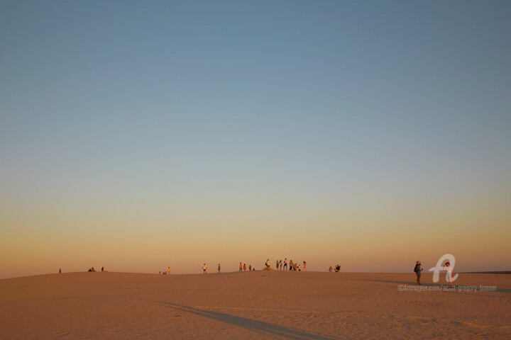 Fotografia zatytułowany „People on a sand du…” autorstwa Scott Gregory Banner, Oryginalna praca, Fotografia cyfrowa