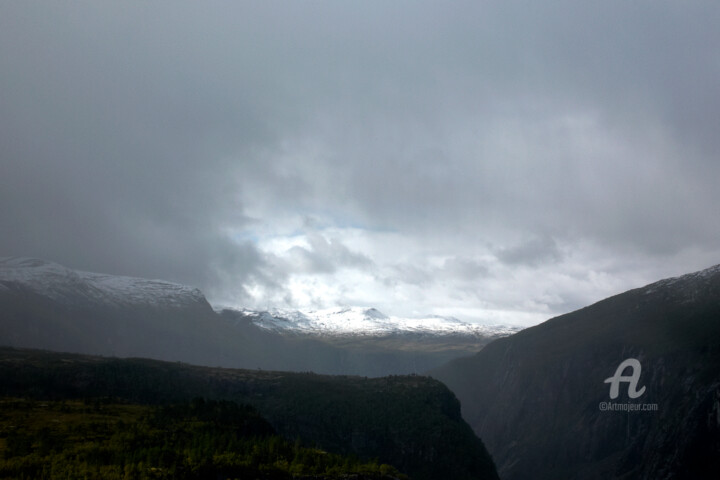 Photographie intitulée "Snow-covered mounta…" par Scott Gregory Banner, Œuvre d'art originale, Photographie numérique