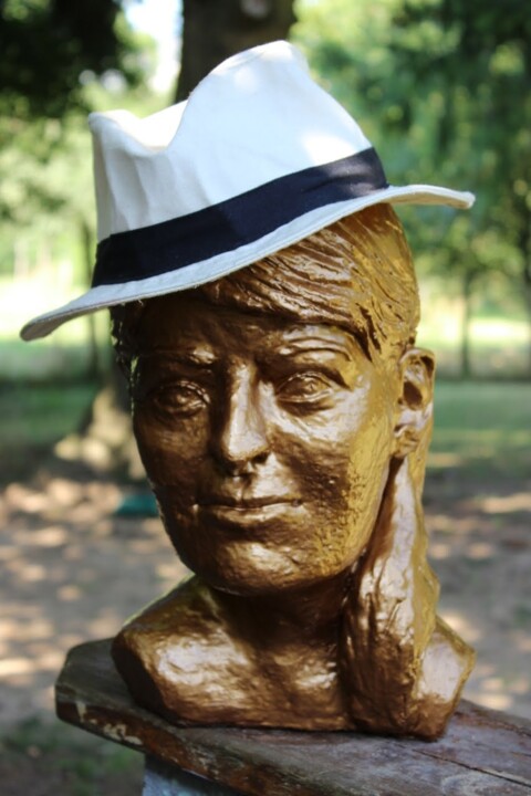 Sculpture titled "la-belle au chapeau" by Simone Puybaret, Original Artwork