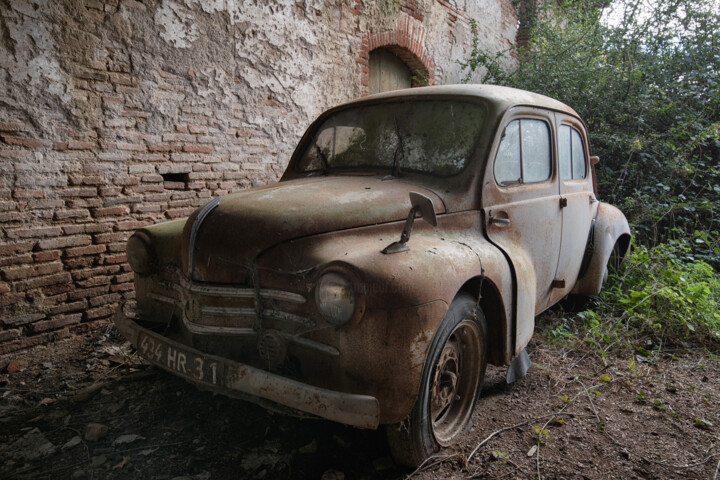 Photography titled "Ancienne Voiture Re…" by Sébastien Blanc, Original Artwork, Digital Photography Mounted on Aluminium