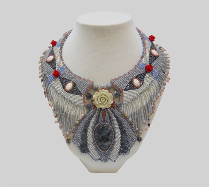 Design intitulée "Collier brodé à l'a…" par Anne Meniconi (Secrets de Naomi), Œuvre d'art originale, Colliers