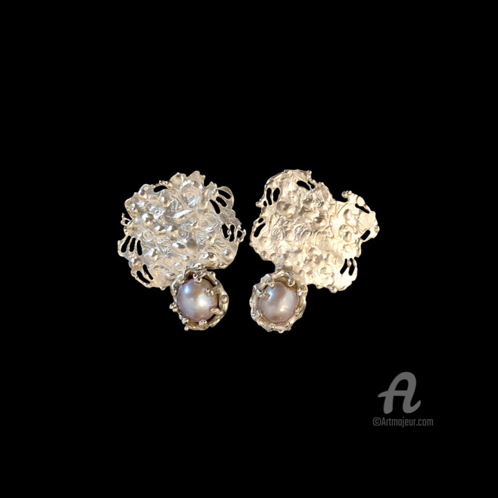 Design intitolato "Pearl Earrings" da Seeun Kim, Opera d'arte originale, Metalli