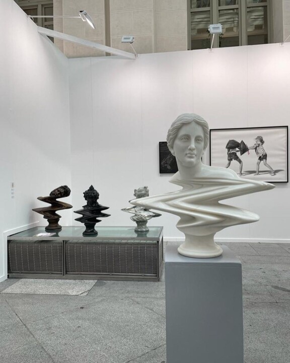 Les figures historiques de l'art déformés dans des sculptures abstraites en marbre