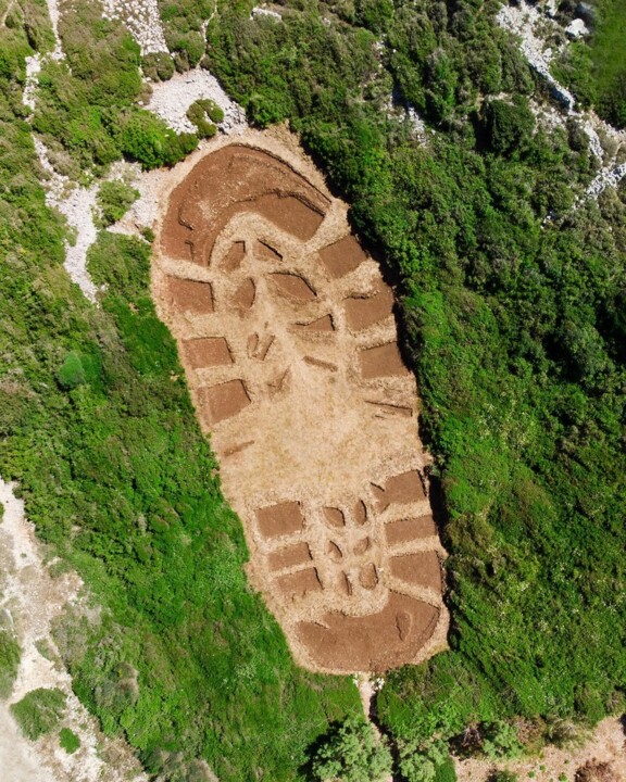 Une empreinte géante de pied de l'artiste The Krank à la Biennale de Paxos reflète l'empreinte écologique destructrice de l'humanité