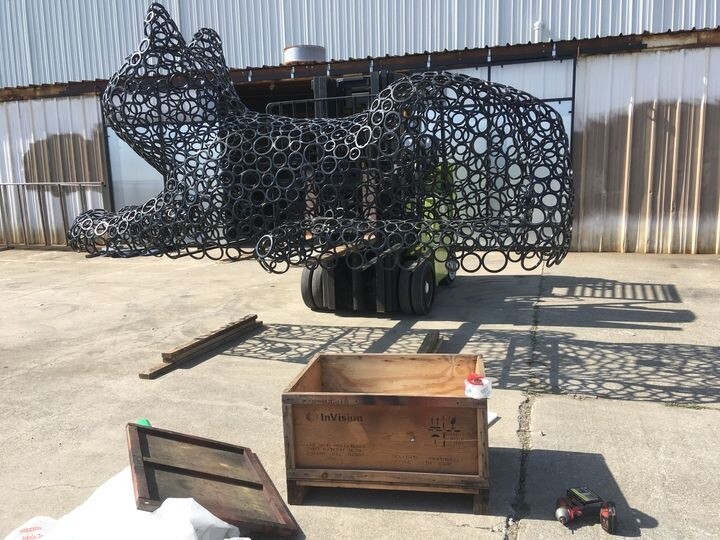 La sculpture de chat en métal su dernier Burning Man a trouvé un domicile permanent