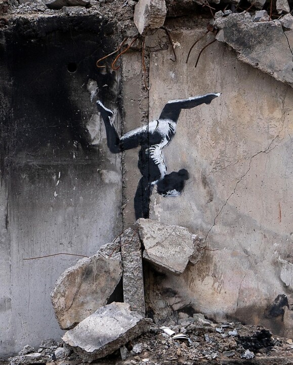 A última obra de arte de Banksy está em um prédio danificado na Ucrânia