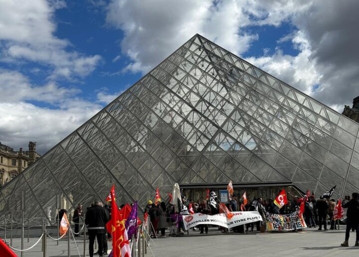 El personal del Louvre bloquea las entradas como parte de la protesta por las pensiones