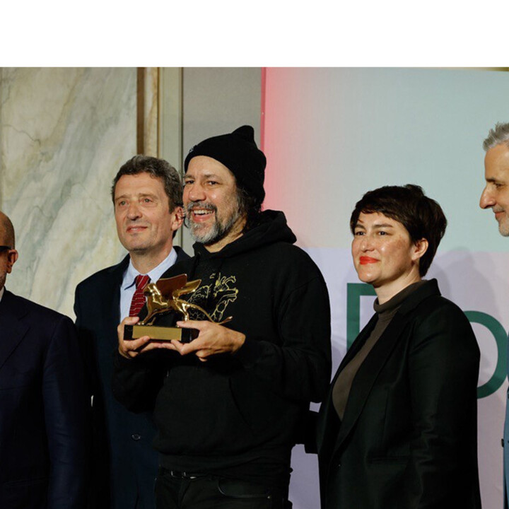 阿奇·摩尔的澳大利亚馆荣获威尼斯双年展金狮奖