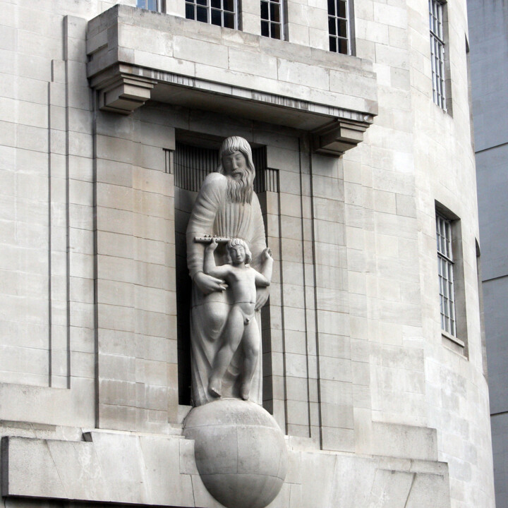 Manifestante vandaliza estátua de Eric Gill do lado de fora da BBC, provocando debate sobre a escandalosa biografia do escultor