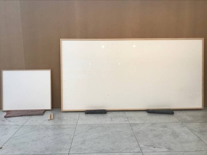 Na meer dan € 70.000 in contanten te hebben ontvangen om een kunstwerk te maken voor een Deens museum, geeft de kunstenaar hen twee witte doeken terug