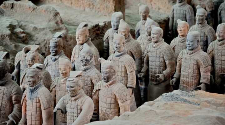 Vinte guerreiros de terracota desenterrados perto do túmulo secreto do imperador chinês