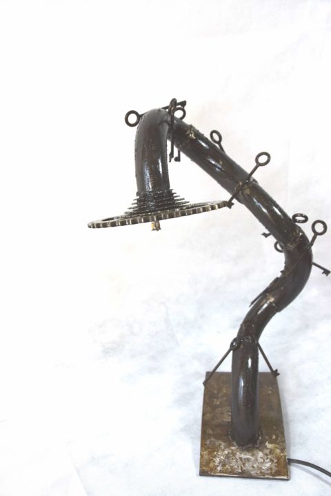 Скульптура под названием "lampe clés" - Serge Bakouline, Подлинное произведение искусства, Металлы