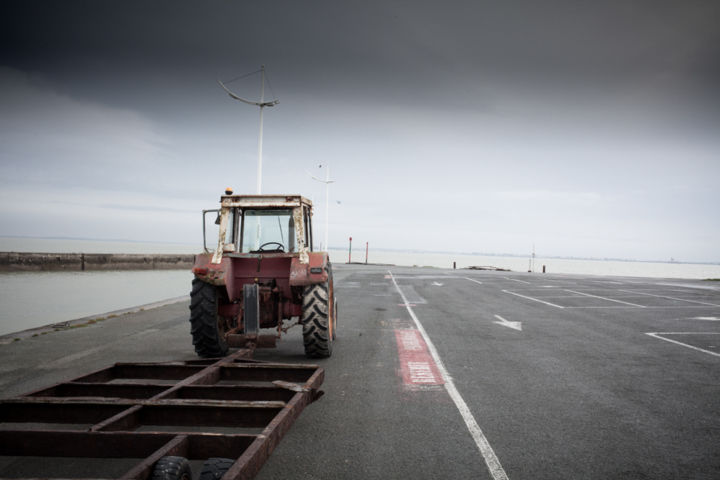 Photographie intitulée "Tracteur sur le port" par Serge Ricome, Œuvre d'art originale, Photographie argentique