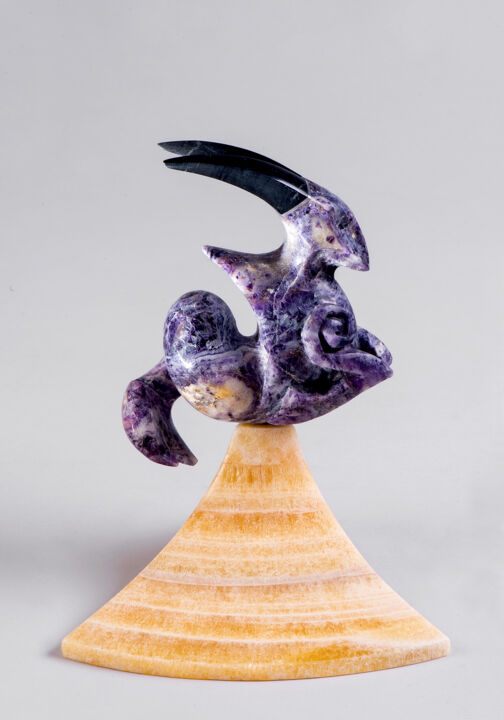 Scultura intitolato "Fluorite Capricorn" da Serjio Elicolani, Opera d'arte originale, Pietra