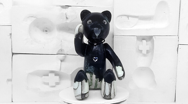 Sculpture titled "Vintage bear doll :…" by Seven E, Original Artwork, Plastic