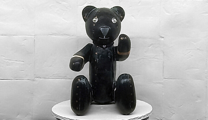 Scultura intitolato "HAND BEAR | HB_A000…" da Seven E, Opera d'arte originale, Plastica