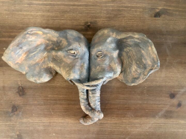 Scultura intitolato "Câlin d’elephants" da Seys Sculpture, Opera d'arte originale, Terracotta