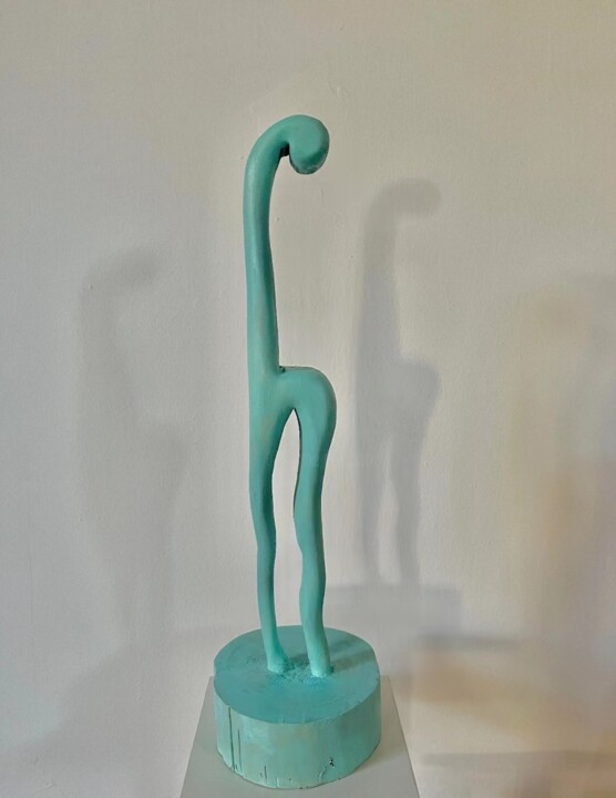 Sculptuur getiteld "Light blue Vidal" door Sha Kama, Origineel Kunstwerk, Hout
