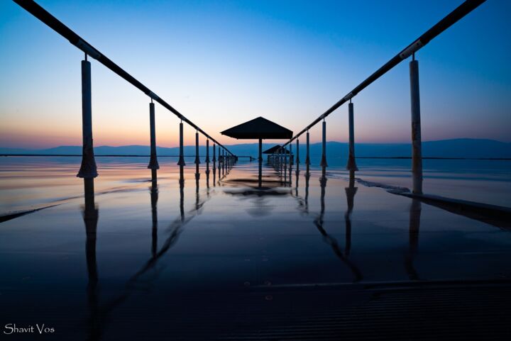 Fotografie getiteld "Blue Sunrise at the…" door Shavit Vos, Origineel Kunstwerk, Digitale fotografie