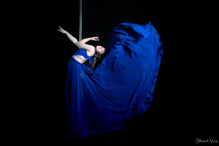 Photographie intitulée "Pole Dance in Blue" par Shavit Vos, Œuvre d'art originale, Photographie numérique